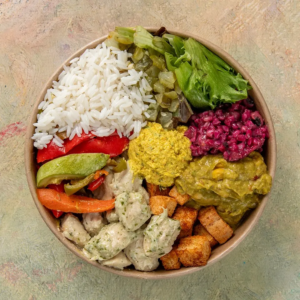 Pilav, ızgara sebze, tavuk ve mezelerden oluşan bowl